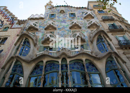 Barcelona, Spanien - Aug 30th, 2017: der geschwungenen Fassade aus Stein geformt von Gaudís Casa Batlló, im Freien an einem sonnigen Tag Stockfoto