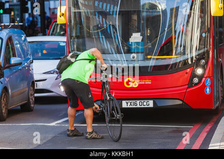 England, London, Radfahrer Instandsetzung defekter Zyklus in Fahrbahn Stockfoto