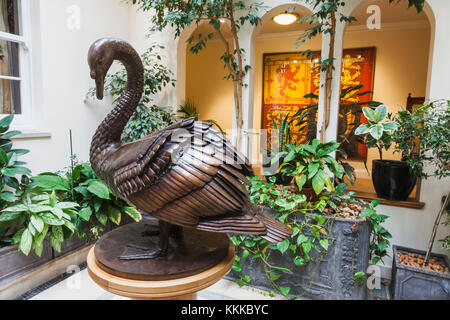 England, London, die Stadt, die VINTERS' Unternehmen, die VINTERS' Hall, der Wintergarten, Bronze Swan von Sally Arnup Stockfoto