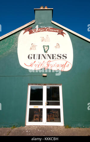Guinness Zeichen der Linnane's Bar in Kilfenora, County Clare, Irland Stockfoto