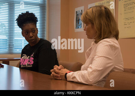 Byonka Gregory, Links, Dr. Henry A. weisen Jr. High School Principal, Gespräche zu Nancy Jacobson, rechts, Ehepartner von Air Force District von Washington Commander, während ein Weiser high school Tour in Upper Marlboro, Md., Okt. 13, 2017. Der Besuch war Teil einer immersion Tour für Generalmajor James A. Jacobson, Air Force Commander, Stadtteil von Washington und seine Frau Nancy Jacobson. Die Tour gab ihnen eine Gelegenheit, über die Programme für Schülerinnen und Schüler der JBA-Schrägförderer Schule angeboten zu erfahren. (U.S. Air Force Foto von Flieger 1. Klasse Valentina Lopez) Stockfoto