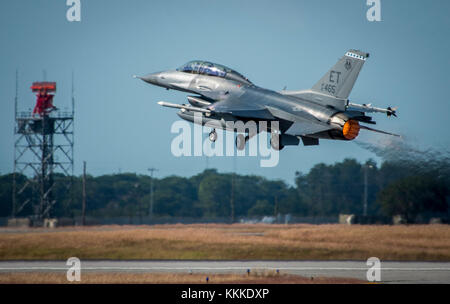 Ein 96 Test Wing F-16D Fighting Falcon hebt ab von der Start- und Landebahn am Eglin Air Force Base, Fla., für einen anderen Test sortie. Der 96 TW durchführen, Entwicklung von Tests mit einer Vielzahl von Flugzeugen aus Hubschrauber und Propellerflugzeuge Flugzeuge Kämpfer. (U.S. Air Force Foto/Samuel King Jr.) Stockfoto