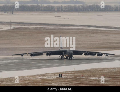 Die B-52H Stratofortress zu Air Force Global Strike Command (AFGSC) Taxis auf der Startbahn am Minot Air Force Base, N.D., Nov. 4, 2017, während der übung Global Donner 18 zugeordnet. Übungen wie Globale Donner beinhalten umfangreiche Planung und Koordinierung einzigartige Ausbildungsmöglichkeiten für zugeordnete Einheiten und Kräfte zur Verfügung zu stellen. (U.S. Air Force Foto von Airman 1st Class Jessica Weissman) Stockfoto