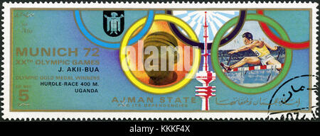 AJMAN - UM 1972: Eine in Ajman gedruckte Briefmarke zeigt John Akii-Bua (1949-1997), Uganda, Serie Goldmedaillengewinner der Olympischen Spiele, München, um 1972 1972 Briefmarke von Ajman John Akii-Bua Stockfoto