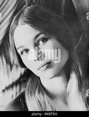 Michelle Phillips, eine prominente Schauspielerin und Mitglied der Mamas & the Papas, ist in diesem Pressemagazin von 1966 zu sehen und zeigt ihre Rolle in der Popkultur der 1960er Jahre. Stockfoto