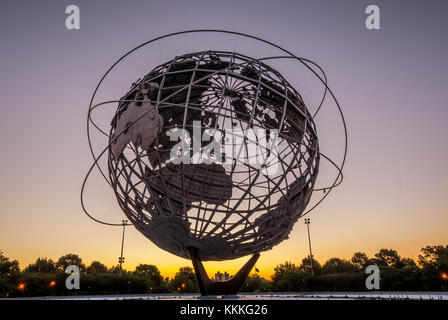 Die Unisphere ist eine riesige Stahlkugel im Corona Park Flushing Meadowsâ, New York. Sie wurde für die New Yorker Weltausstellung 1964â€“65 gebaut und symbolisiert die globale Einheit. Das Gebäude ist ein ikonisches Wahrzeichen in Queens und repräsentiert sowohl das Thema der Messe als auch eine Vision für die Zukunft. Stockfoto