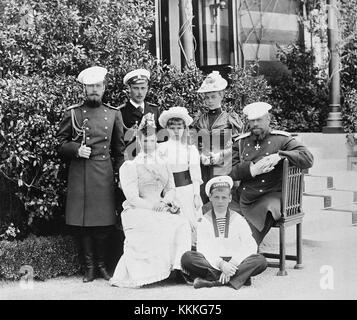 Ein Foto des Zaren Alexander III. Von Russland mit seiner Familie im kleinen Palast von Livadia, das einen Moment des königlichen Lebens im späten 19. Jahrhundert während der russischen Kaiserzeit feststellt. Stockfoto