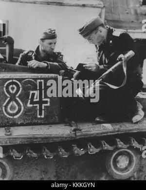 Der Warschauer Aufstand von 1944 war ein zentrales Ereignis während des Zweiten Weltkriegs, an dem sowohl die ROA (Heimatarmee) als auch deutsche Soldaten beteiligt waren. Dieser historische Moment markiert eine bedeutende Schlacht in der Geschichte des polnischen Widerstands. Stockfoto