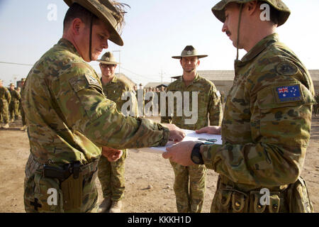 Oberstleutnant Giles Cornelia, kommandierender Offizier der dritten Bataillon, Royal Australian Regiment, erhält eine australische Operational Service Medaille von Oberst Steve D'Arcy Camp Taji, Irak, November 15, 2017. Camp Taji ist einer von vier Combined Joint Task Force - inhärenten Building Partner Kapazität beheben Standorte Ausbildung Partner Kräfte und Verstärkung ihrer Wirksamkeit auf dem Schlachtfeld gewidmet. CJTF-OIR ist die globale Koalition zu besiegen ISIS im Irak und in Syrien. (U.S. Armee Foto von Cpl. Rachel Diehm) Stockfoto