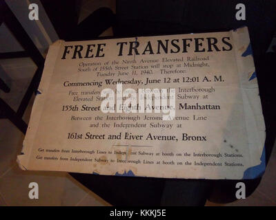Eine historische Mitteilung vom 11. Juni 1940, in der die Einstellung der kostenlosen Transfers für die Ninth Avenue Elevated Railroad südlich der 155th Street Station angekündigt wurde, markiert eine Änderung des Dienstbetriebs. Stockfoto