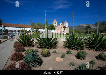 Besucher an der Mission Santa Barbara, CA Stockfoto