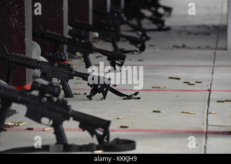 Neun M4 Carbine rifles stand in einer Reihe zwischen feuern Umläufe an den Combat Arms Schulung und Wartung Service November 16, 2017, in Incirlik in der Türkei. Flieger von der 39th Squadron Sicherheitskräfte müssen das Wissen um Feuer, zu laden, zu zerlegen, reinigen, einölen und wieder zusammenbauen ausgegebenen Waffen, um die Basis zu schützen. (U.S. Air Force Foto von älteren Flieger Kristan Campbell) Stockfoto