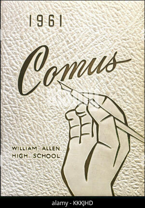 Das William Allen High School Yearbook 1961 aus Allentown, PA, erfasst die Erinnerungen und Erfahrungen der Schüler während ihres Schuljahres. Das Jahrbuch enthält Porträts, Klassenfotos und Highlights der Veranstaltungen und Errungenschaften der Schule. Stockfoto