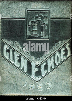 Das Jahrbuch 1953 der Central Catholic High School in Allentown, PA, fängt die Erinnerungen und Meilensteine der Schüler dieser Zeit ein. Es zeigt Porträts von Schülern, Lehrkräften und wichtigen Momenten des Schuljahres und bietet einen historischen Schnappschuss der Gemeinschaft und des Geistes der Schule. Stockfoto