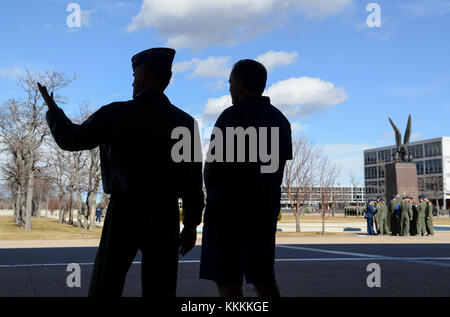 New England Patriots Head Coach Bill Belichick, besuche Mitchell Hall mit Generalleutnant Jay Silveria, Air Force Academy Betriebsleiter, November 17, 2017 Während die NFL franchise Ausbildung an der US Air Force Academy, Colo die Patrioten sportlichen Einrichtungen der Akademie in Vorbereitung für ihr Spiel gegen die Oakland Raiders in Mexiko Stadt genutzt wird. (U.S. Air Force Foto/Staff Sgt. Charles Rivezzo) Stockfoto