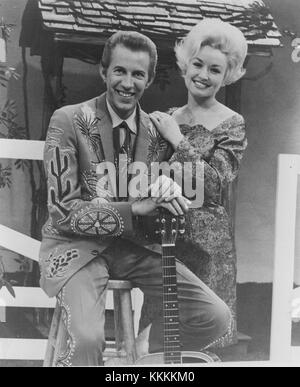 Ein Bild der Country-Musik-Ikonen Porter Wagoner und Dolly Parton, die zusammen aufgenommen wurden und ihre Zusammenarbeit in der Country-Musik-Branche zeigen. Stockfoto