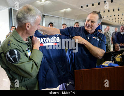 New England Patriots Head Coach Bill Belichick, besuche Mitchell Hall mit Generalleutnant Jay Silveria, Air Force Academy Betriebsleiter, November 17, 2017 Während die NFL franchise Ausbildung an der US Air Force Academy, Colo die Patrioten sportlichen Einrichtungen der Akademie in Vorbereitung für ihr Spiel gegen die Oakland Raiders in Mexiko Stadt genutzt wird. (U.S. Air Force Foto/Staff Sgt. Charles Rivezzo) Stockfoto