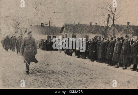 Die polnische ZS-Einheit (Nationalgarde) marschiert vor Woiwode H. JÃ³zewski in Torczyn. Diese Militärparade spiegelt Polens historische Militärtraditionen und die regionale Führung wider. Stockfoto
