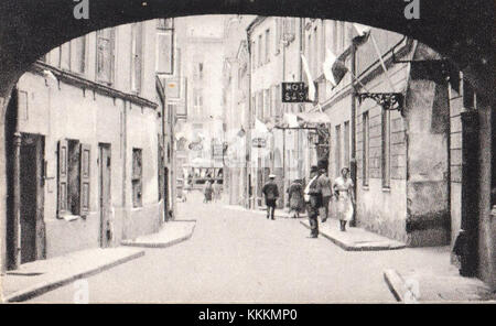 Ulica Kozia in Warschau, Polen, war vor dem Zweiten Weltkrieg eine geschäftige Straße, die für ihre lebhaften Geschäfte und Gemeinden bekannt war. Dieses historische Bild fängt das lebendige urbane Leben der Gegend ein, bevor der Krieg die Stadt zerstörte. Stockfoto