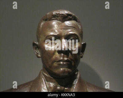 Die Skulptur von Booker T. Washington in der National Portrait Gallery fängt das Leben und das Vermächtnis dieses einflussreichen afroamerikanischen Lehrers und Führers ein. Washington war eine prominente Persönlichkeit in der amerikanischen Geschichte, bekannt für seine Beiträge zur Bildung und Rassenbeziehungen. Stockfoto