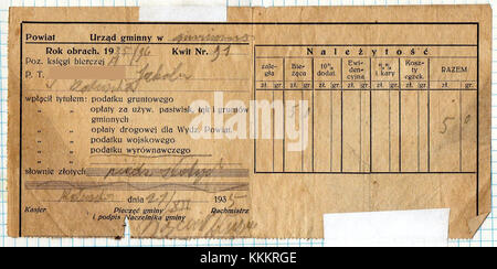 Dieses historische Bild aus dem Jahr 1935 zeigt eine Szene aus Piwniczna, Polen. Sie zeigt eine Momentaufnahme des lokalen Steuersystems im Kontext der Wirtschaft der Region während dieser Zeit. Stockfoto