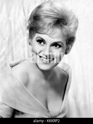 Judy Holliday war in den 1950er und 1960er Jahren eine bekannte amerikanische Schauspielerin, die für ihre komödiantischen Rollen und Auftritte bekannt war. Sie ist bekannt für ihre Rollen in Film und Theater während dieser Zeit. Stockfoto
