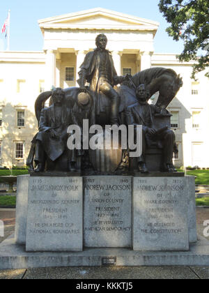 Dieses Bild stellt einen historischen Blick auf die Präsidenten aus North Carolina dar, die zur politischen Landschaft der Vereinigten Staaten beigetragen haben. Diese Führer spielten während ihrer jeweiligen Amtszeit eine wichtige Rolle bei der Gestaltung der nationalen Politik und bei der Förderung der Entwicklung des Landes. Der Staat hat bedeutende politische Persönlichkeiten in der amerikanischen Geschichte hervorgebracht. Stockfoto