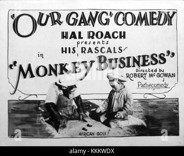 Monkey Business ist eine Comedy von Howard Hawks aus dem Jahr 1952 mit Cary Grant, Ginger Rogers, Marilyn Monroe und Charles Coburn. Der Film folgt einem Chemiker, der ein Jugendserum erfindet und zu komödiantischen Situationen führt. Die Lobby-Karte zeigt die Hauptbesetzung in einer lebhaften Szene aus dem Film. Stockfoto