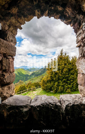 Blick aus dem Fenster auf die Berge, Sant Pere de Montgrony Kirche, Gombren, Ripolles, Katalonien Stockfoto