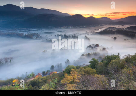 Nebel über den Fluss Adda von Airuno am Santuario Madonna della Rocchetta, Airuno, Parco dell'Adda Nord, Lecco Provinz Brianza, Lombardei, Italien gesehen Stockfoto