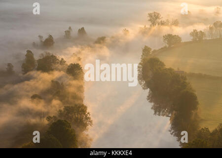 Nebel über den Fluss Adda von Airuno am Santuario Madonna della Rocchetta, Airuno, Parco dell'Adda Nord, Lecco Provinz Brianza, Lombardei, Italien gesehen Stockfoto