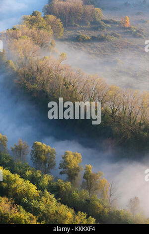 Nebel über den Fluss Adda von Airuno am Santuario Madonna della Rocchetta, Airuno, Parco dell'Adda Nord, Lecco Provinz Brianza, Lombardei, Italien gesehen Stockfoto