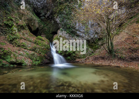 Wasserfall auf dem Rio Rancina Fluss im Herbst, masciago Primo, Parco Regionale Campo dei Fiori, Varese, Lombardei, Italien. Stockfoto