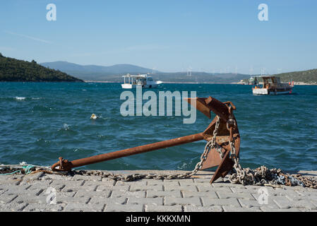 Alte Rostige Anker auf Damm Stockfoto