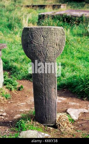 Frühe keltische Christian Tau Kreuz Stein am Kilmalkedar Kirche, in der Nähe von Dingle, County Kerry, Irland. Stockfoto