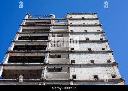 Teilweise Gebäude gegen blauen Himmel abgerissen Stockfoto