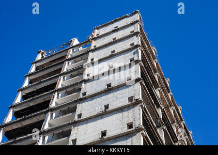 Teilweise Gebäude gegen blauen Himmel abgerissen Stockfoto