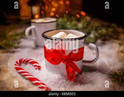 Emaille Tasse heißen Kakao mit Marshmallows und Candy Cane Stockfoto