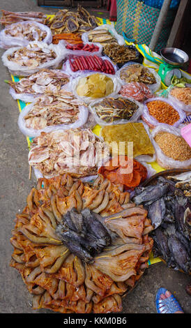 Traditionelle asiatische Fische Marktstand voller getrocknete Meeresfrüchte, im Mekong Delta, südlichen Vietnam. Stockfoto