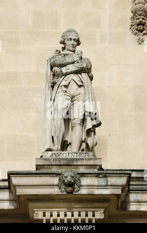 Paris, Frankreich. Palais du Louvre. Statue im Cour Napoleon: Antoine-Laurent de Lavoisier (1743-1794), französischer Adliger und Chemiker 'Vater des.... Stockfoto