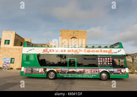 Ein tourist Sightseeing Bus oder Reisebus auf der Insel Gozo, Malta, Europa. Stockfoto