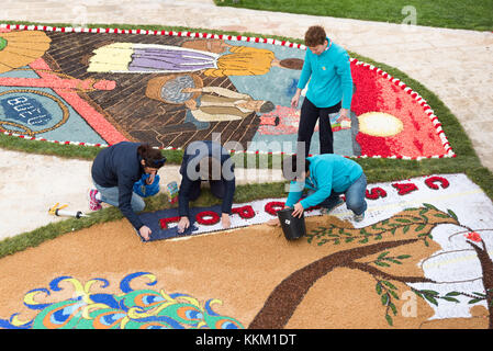 Menschen, die artistict Straße Dekorationen mit Blütenblättern in einem Festival in Gozo Malta Stockfoto