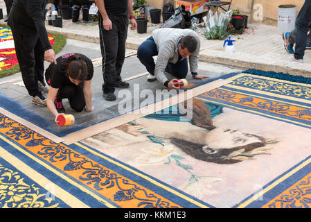 Menschen, die artistict Straße Dekorationen mit Blütenblättern in einem Festival in Gozo Malta Stockfoto