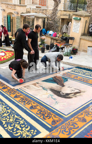 Menschen, die artistict Straße Dekorationen mit Blütenblättern in einem Festival in Gozo Malta Stockfoto