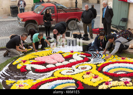 Menschen, die artistict Straße Dekorationen mit Blütenblättern in einem Festival in Gozo Malta Stockfoto