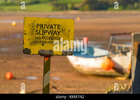 Zeichen: 'Private Helling' mit einem verschwommenen Boot im Hintergrund, Exmouth, Devon, England, Großbritannien Stockfoto