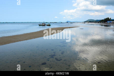 Der sand Strand mit Fischerbooten am Schinken ninh Village in Insel Phu Quoc, vietnam Phu Quoc ist die größte Insel in Vietnam, hat eine Gesamtfläche von 574 Stockfoto