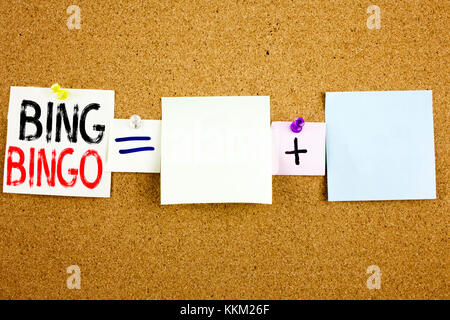 Die Inspiration für die konzeptionelle Ankündigung im Text zeigt das Bingo Business Concept für den Erfolg des Glücksspiels zum Gewinnpreis, geschrieben auf Sticky Note auf Stockfoto