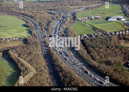 Luftaufnahme des Verkehrs, wo die M61 Die M60 an der Wardley in der Nähe von Bolton, Großbritannien erfüllt.