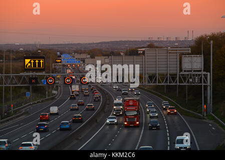 Reduzierte Geschwindigkeit begrenzen und Geschwindigkeit Kamera Warnzeichen und Geschwindigkeit auf der Autobahn M62 in der Dämmerung Leeds yorkshire United Kingdom Stockfoto